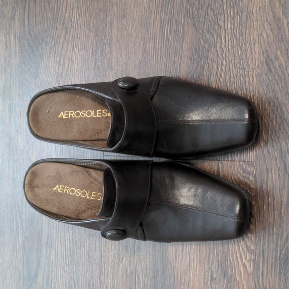 Aerosoles Womans size 5.5 Brown Leather Shoe with Decorative Button - Picture 2 of 4